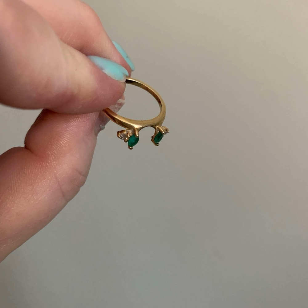 Elegant Yellow Gold wedding band with Emeralds & Diamonds - Picture 2 of 6